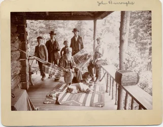 John Burroughs (1827-1921), naturaliste américain, assis sur un hamac au centre du groupe
